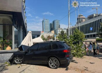 У Києві BMW в'їхала в літню терасу після зіткнення, постраждав водій