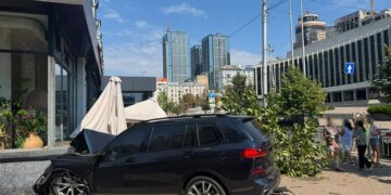 У Києві BMW в'їхала в літню терасу після зіткнення, постраждав водій