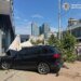 У Києві BMW в'їхала в літню терасу після зіткнення, постраждав водій