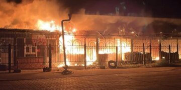 В Славянске загорелся рынок: спасатели тушили пожар на площади 2 000 кв. м. ФОТО