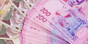 Деньги ко Дню Независимости уже начисляют: кто получит от 450 до 3100 грн