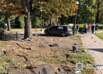ДТП на зупинці у Києві: голова МВС показав кадри моменту зіткнення