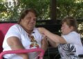 «Я не сдаюсь»: женщина с деформированными руками и ногами вышивает картины зубами, чтобы поддержать ВСУ