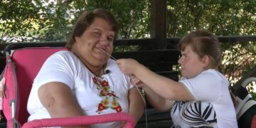 «Я не сдаюсь»: женщина с деформированными руками и ногами вышивает картины зубами, чтобы поддержать ВСУ