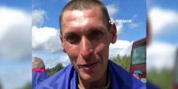 Девять лет ада в неволе: освобожденный боец АТО заплакал при пересечении украинской границы. ВИДЕО
