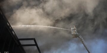 Ворог знову атакував столицю: відомого про одного загиблого, через пожежу стан повітря погіршився