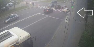 Во Львове две машины BMW на одном пешеходном переходе сбили отца с 8-летней дочерью – оба находятся в реанимации. ВИДЕО