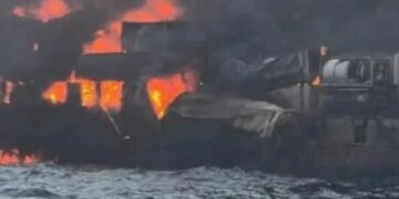 В Чёрном море после атаки дрона загорелся контейнеровоз