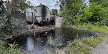 Предприниматель из Винницкой области «заработал» на дорогах и, в придачу, залил нефтью землю в Виннице