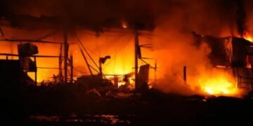Россия обстреляла Запорожье ракетами: повреждены нежилые здания и многоэтажный дом, вспыхнули пожары