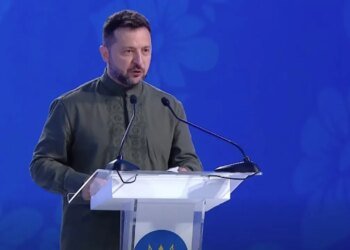 У Зеленского сбиты руки: что заметили соцсети на официальном празднике. ФОТО