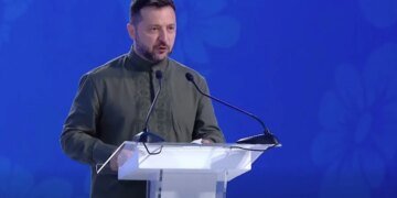 У Зеленского сбиты руки: что заметили соцсети на официальном празднике. ФОТО