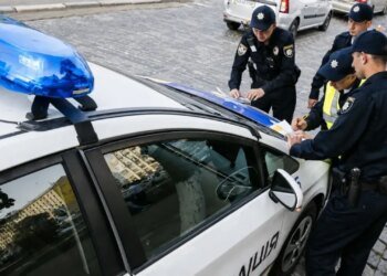 Полицейский заломил руку мужчине за отказ пройти проверку — и не понесёт за это никакой ответственности