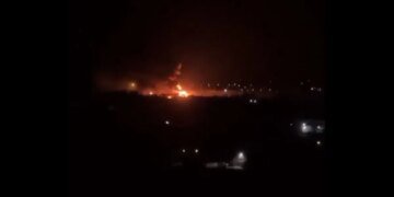 В Луганске после атаки дронов раздался мощный взрыв и началась детонация