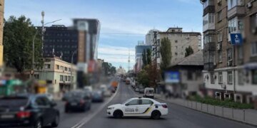 Сильна пожежа перекрила рух на одній з вулиць у Києві