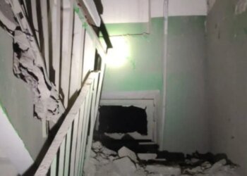 В Краматорске в результате авиаудара обрушился подъезд, четыре человека оказались заблокированными. ФОТО