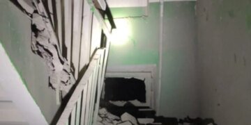 В Краматорске в результате авиаудара обрушился подъезд, четыре человека оказались заблокированными. ФОТО
