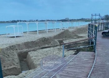 В Крыму море  на берег выбрасывает сгустки пальмового масла