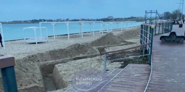 В Крыму море  на берег выбрасывает сгустки пальмового масла