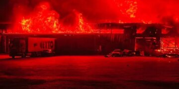 Россия атаковала склады «Новой почты» и производственные объекты в Киевской области: произошёл пожар