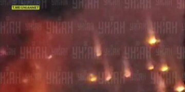 Огненный столб до неба: под Киевом после громкого взрыва начался масштабный пожар. ВИДЕО