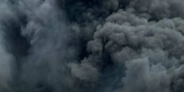 Масштабный удар по РФ: горит один из крупнейших НПЗ и детонирует военный склад в Ейске. ВИДЕО