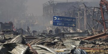 Как семья вырывалась из охваченного огнем села Мила: ВИДЕО спасения из эпицентра взрывов