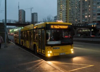 В Україні готують нові правила роботи транспорту під час тривалих повітряних тривог