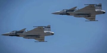 Министр обороны Венгрии назвал угон самолета “необычным сигналом тревоги”