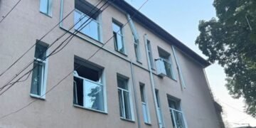 Россия ударила по территории детской больницы в Киеве, образовалась большая воронка (фото)