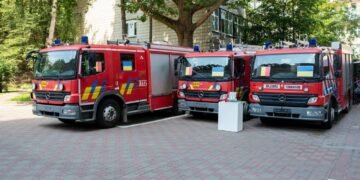 Після атак рятувальникам буде легше працювати: Київ отримав пожежні авто від Брюсселя