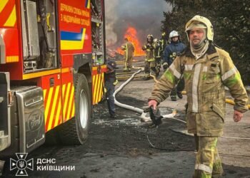 Вогонь досі не вщухає: на Київщині ліквідовують наслідки російської атаки, – ВІДЕО
