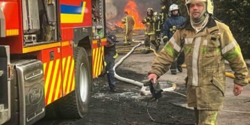 Вогонь досі не вщухає: на Київщині ліквідовують наслідки російської атаки, – ВІДЕО