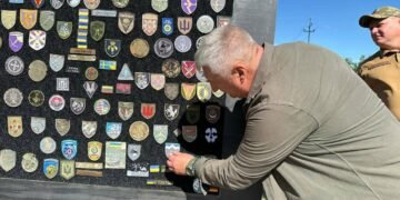 Крадіжка з пам’ятного монумента: у Гостомелі зникають шеврони захисників
