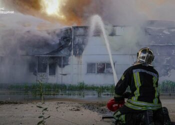 Київщину накрили пожежі після атаки: горять склади у двох районах, – ФОТО
