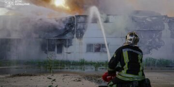 Київщину накрили пожежі після атаки: горять склади у двох районах, – ФОТО