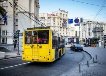 Наслідки нічної атаки у Києві: які вулиці перекриті та як змінився рух транспорту