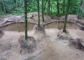 Чоловіче поховання із жіночими прикрасами: що знайшли археологи у Києві