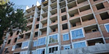 Новий дім замість руїн: у Василькові відбудовують багатоповерхівку після атаки рф