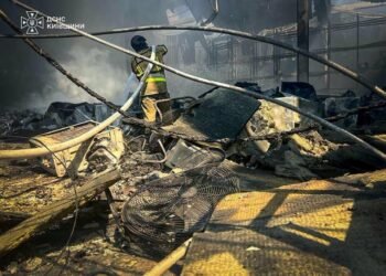 Вогонь та постійні тривоги: рятувальники ліквідовують наслідки атаки на Київщині, – ВІДЕО