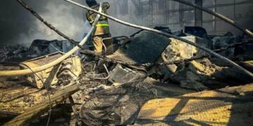 Вогонь та постійні тривоги: рятувальники ліквідовують наслідки атаки на Київщині, – ВІДЕО