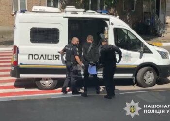 Грабіж серед дня: у Білій Церкві чоловік зірвав із жінки золотий ланцюжок