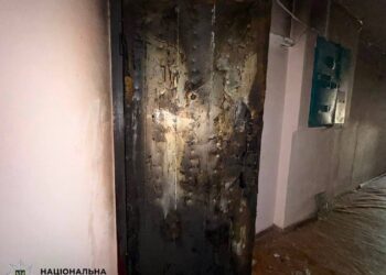 У Києві ревнощі закінчилися пожежею: жінка підпалила двері сусідки