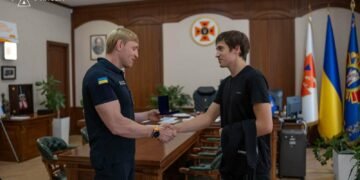 Поки їхали рятувальники, він уже допомагав: історія 18-річного героя з Києва