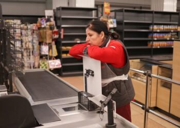 Порожні полиці в магазинах: як удари по складах вплинуть на вартість продуктів