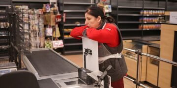 Порожні полиці в магазинах: як удари по складах вплинуть на вартість продуктів