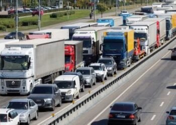 Вантажівки руйнують дороги та створюють небезпеку: на Київщині посилять контроль