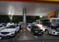 “Бензина нет”: россияне снова жалуются на дефицит, заправки пустые даже в Москве
