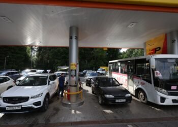“Бензина нет”: россияне снова жалуются на дефицит, заправки пустые даже в Москве