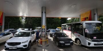 “Бензина нет”: россияне снова жалуются на дефицит, заправки пустые даже в Москве